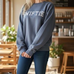 Taylor Swift “SWIFTIE” Blue Crew Neck Sweatshirt size Large